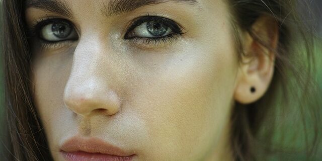 Opdag de bedste øjenbrynsfarver til forskellige hudtoner